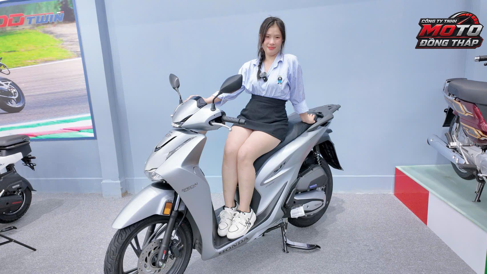 Honda SH Ý 150i Special Edition phiên bản mới nhất từ nhà Honda Moto Roma 1 Honda SH Ý 150i Special Edition Honda Moto Roma màu bạc