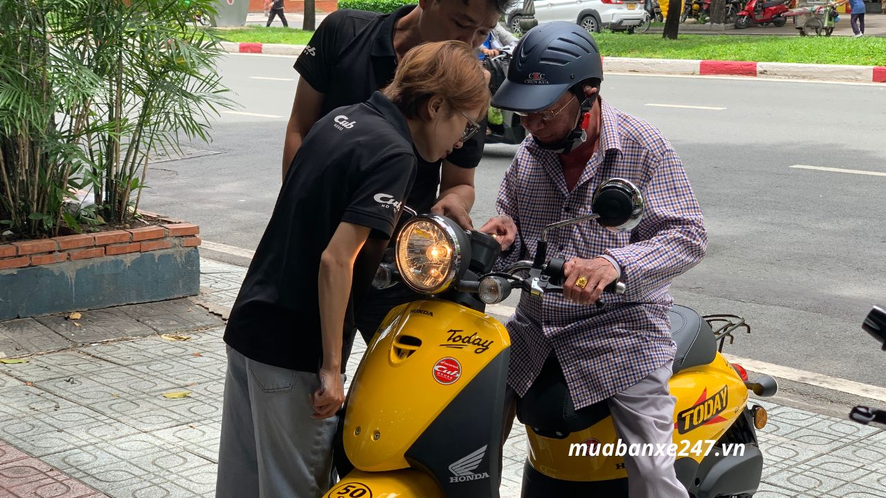 Honda Today 50 màu vàng được khui thùng tại Cubhouse