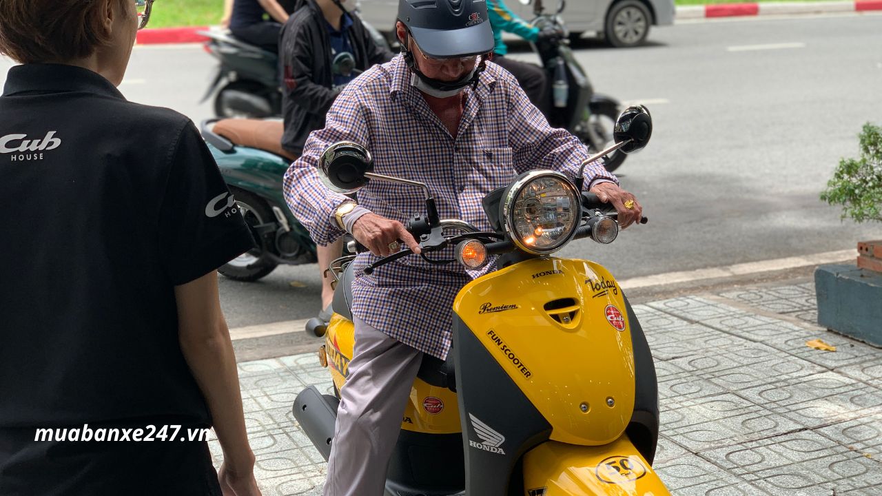 Honda Today 50 màu vàng được khui thùng tại Cubhouse